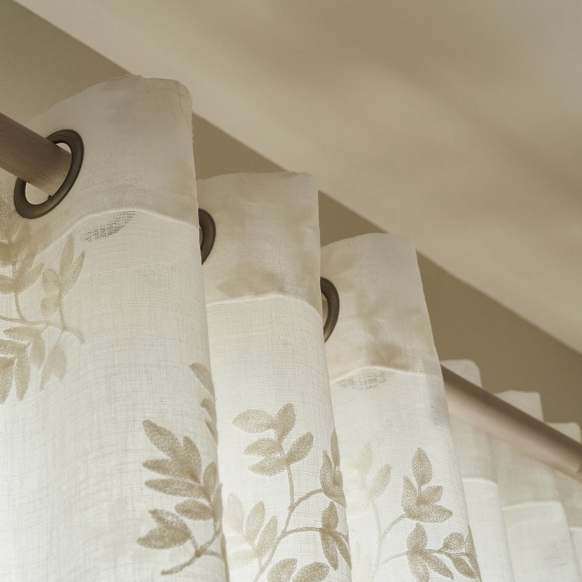 Κουρτίνα με τρουκς 140x280cm Leaf Offwhite AW24 532/05