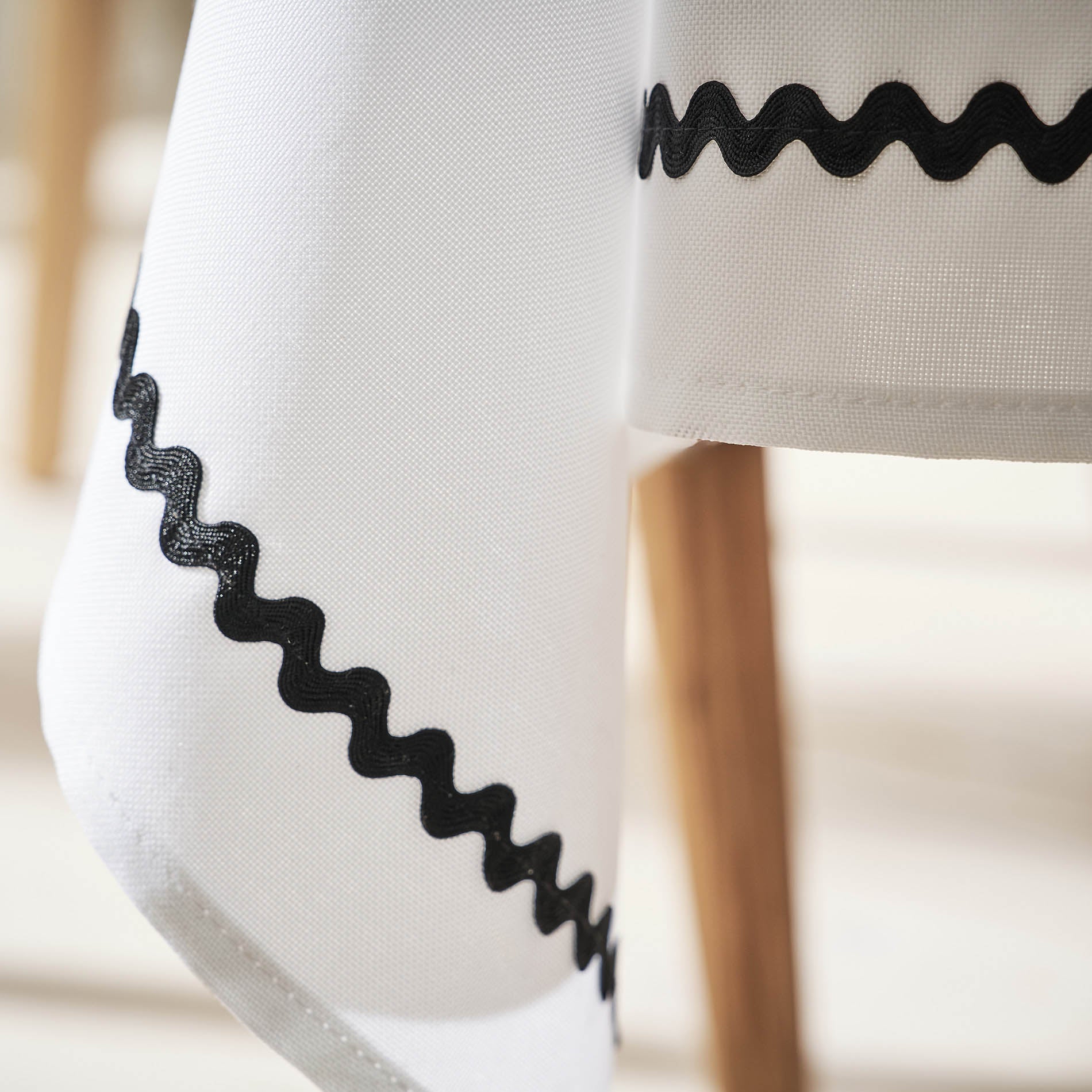 Cruella Black&White Tablecloth 582