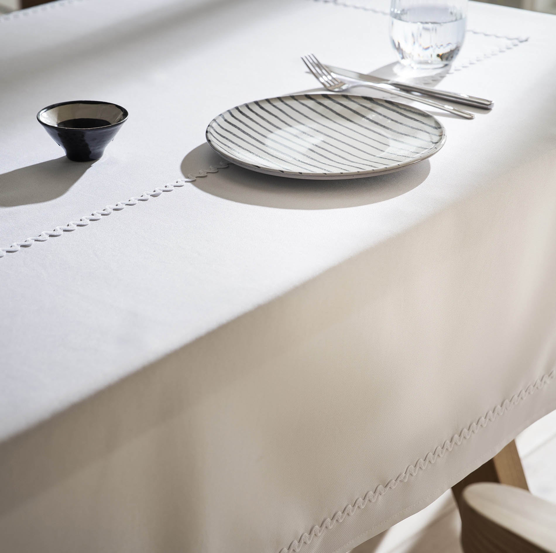 Cruella Tablecloth Pure White 582
