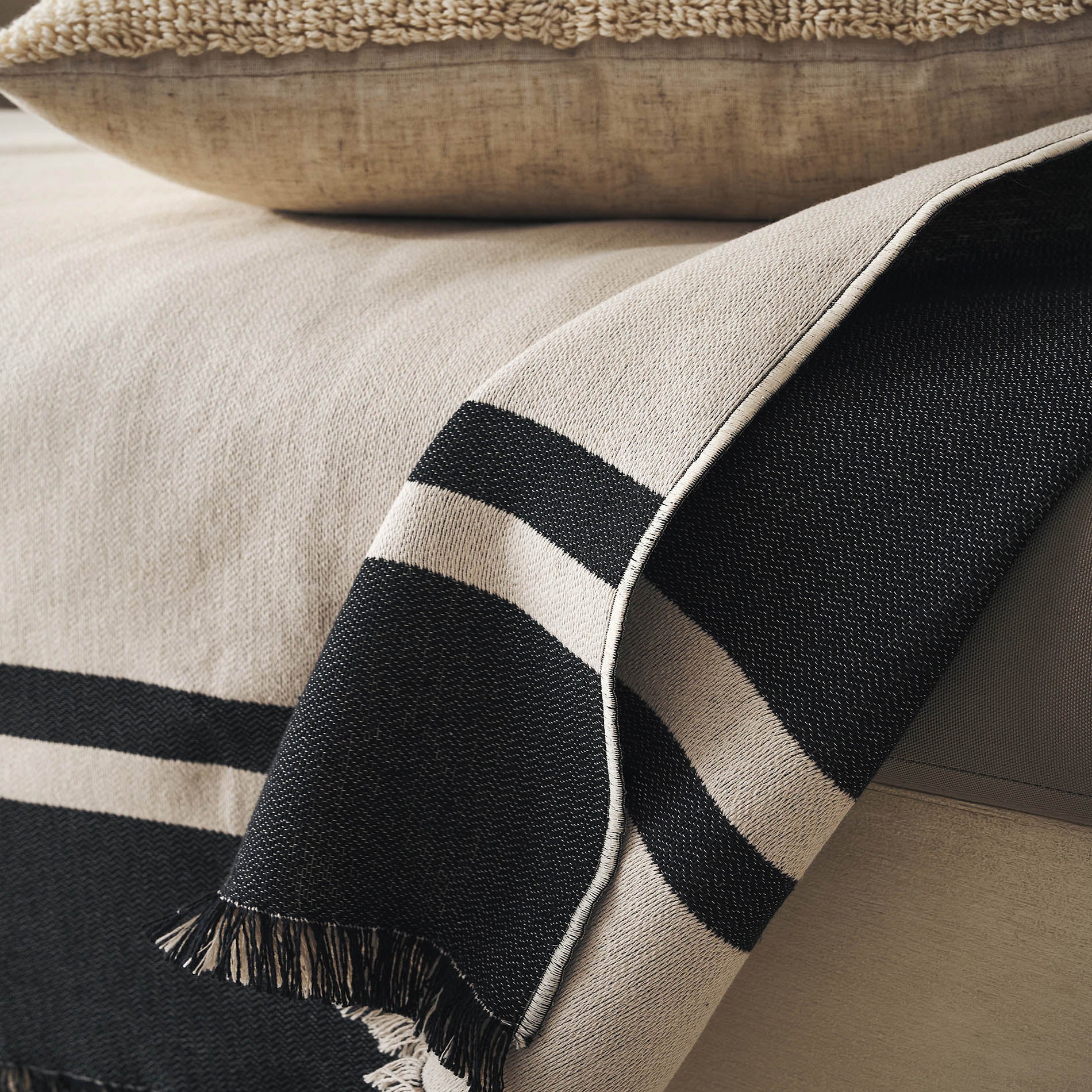 Marian Oil Black Throw 336/14