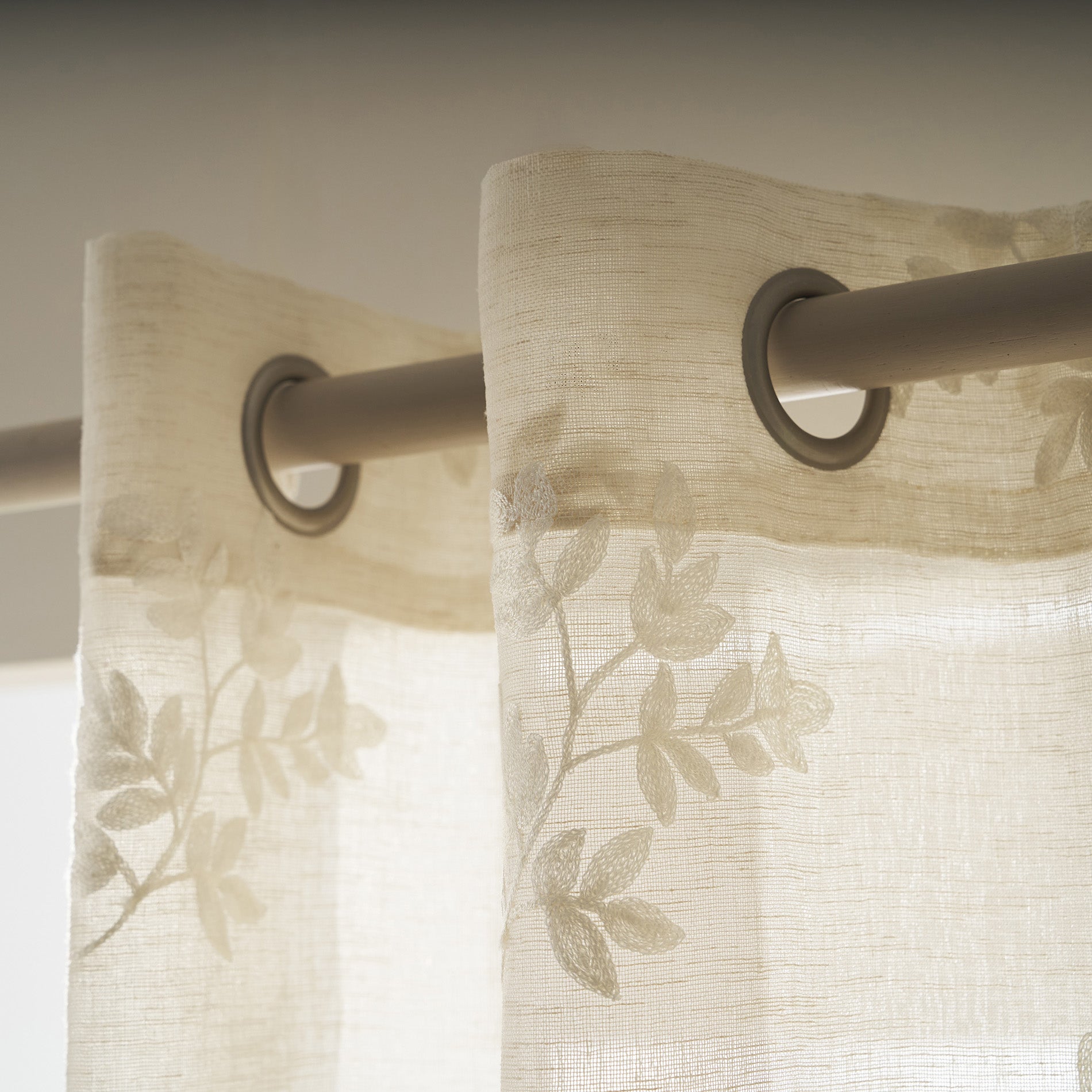 Curtain with studs 140x280cm Leaf Beige AW24 532/06