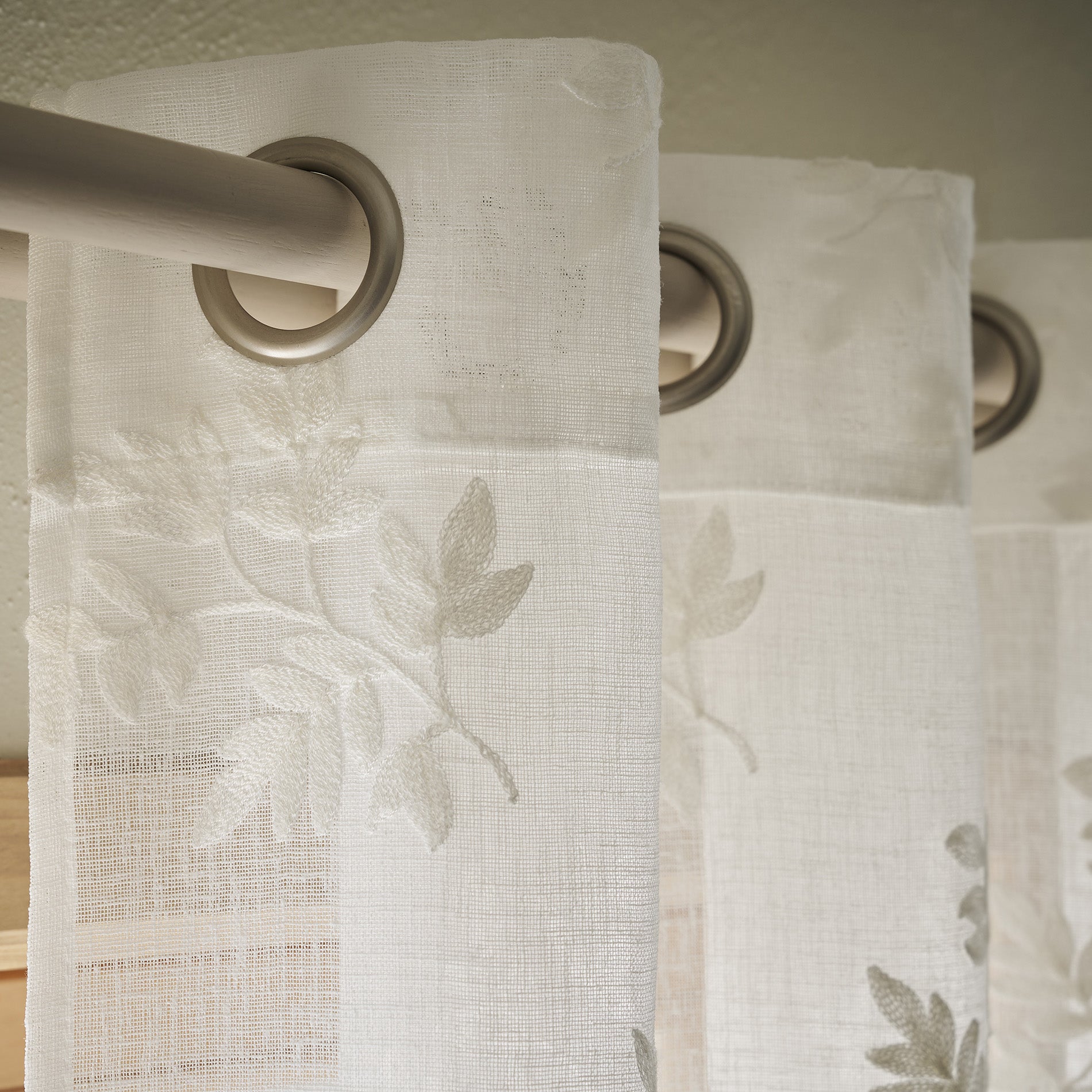 Κουρτίνα με τρουκς 140x280cm Leaf Offwhite SS24 532/05