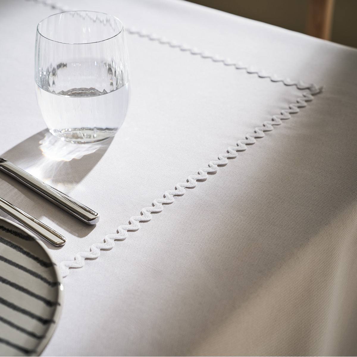 Cruella Tablecloth Pure White 582
