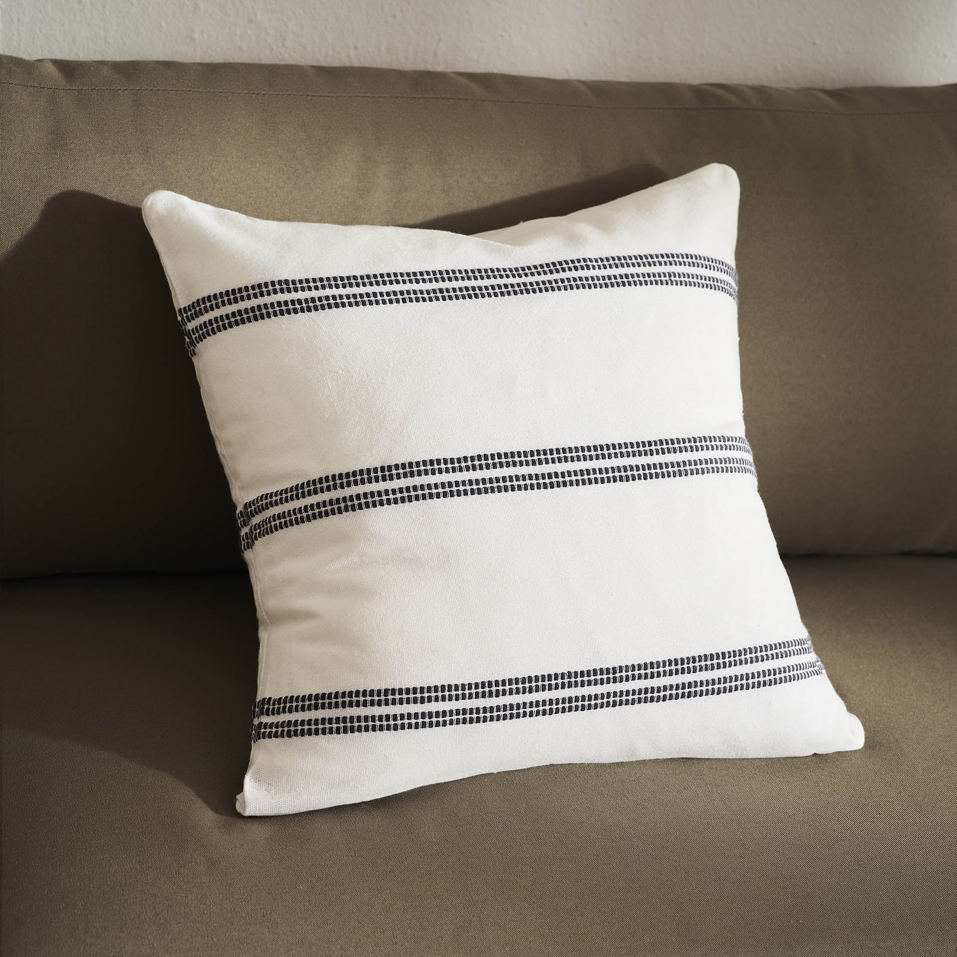 Μαξιλαροθήκη 43x43cm Rathma Pure White/Graphite Black 375