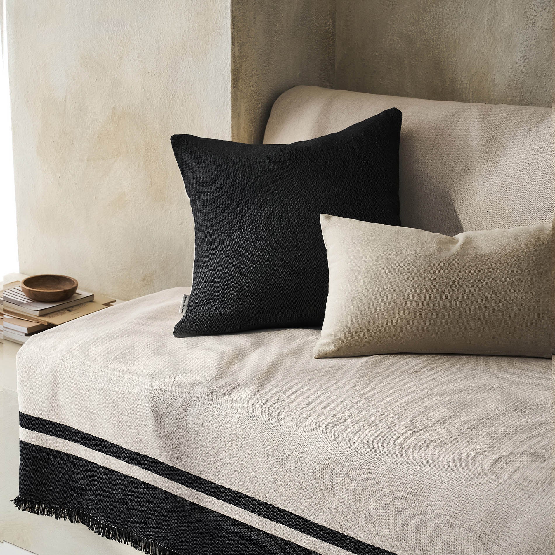 Marian Oil Black Throw 336/14