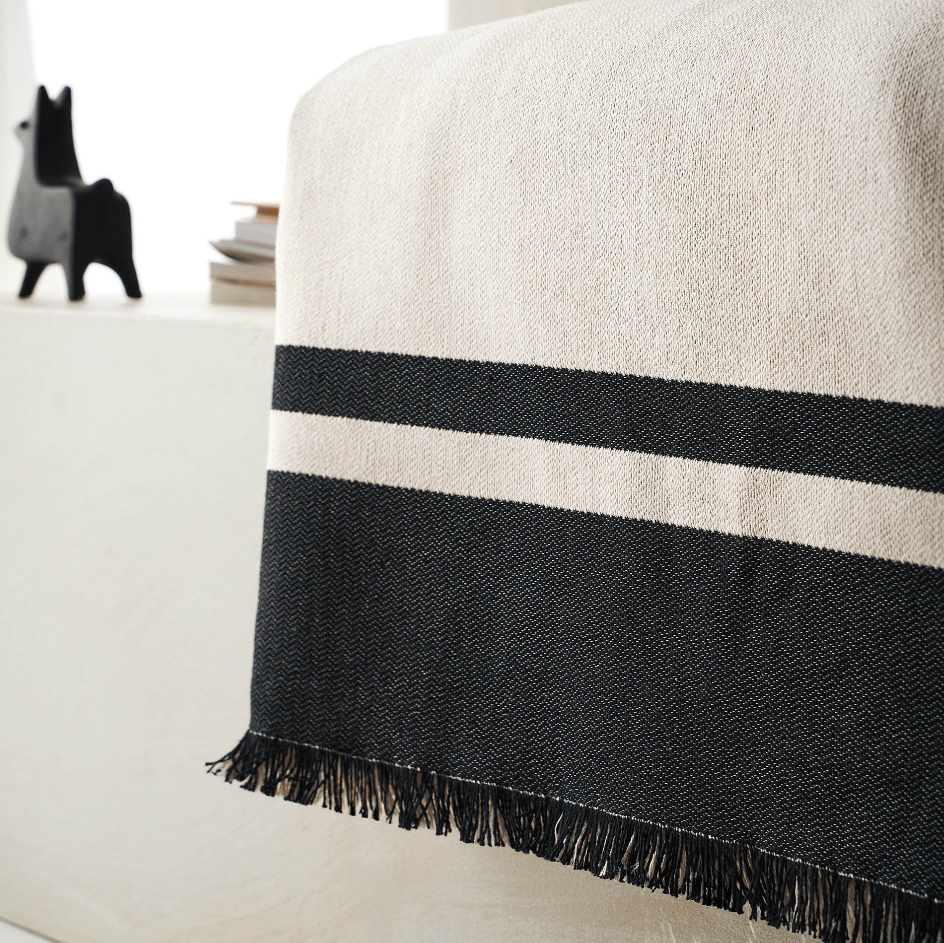 Marian Oil Black Throw 336/14