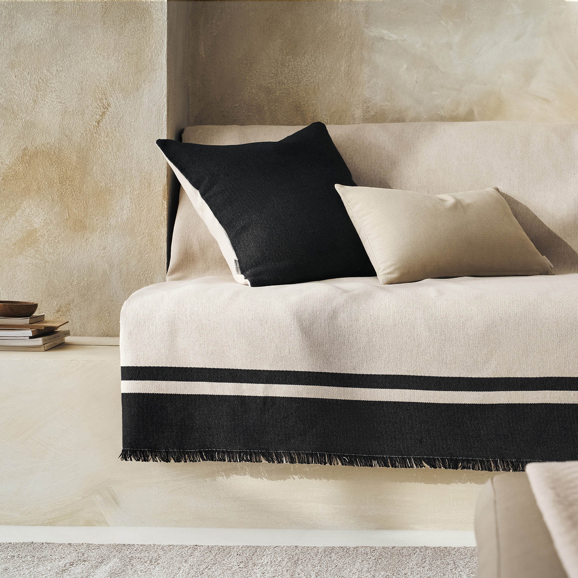 Marian Oil Black Throw 336/14